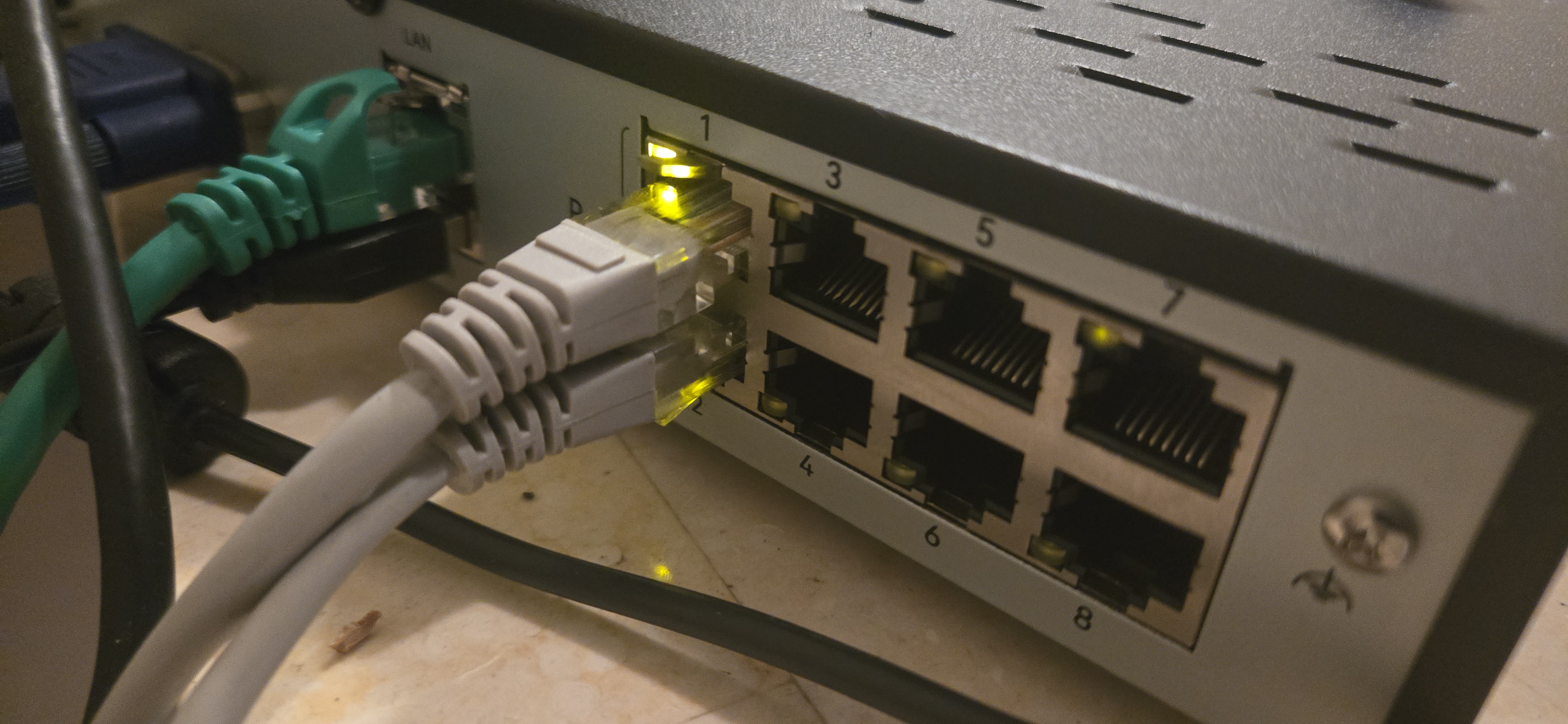 PoE switch ports with active links